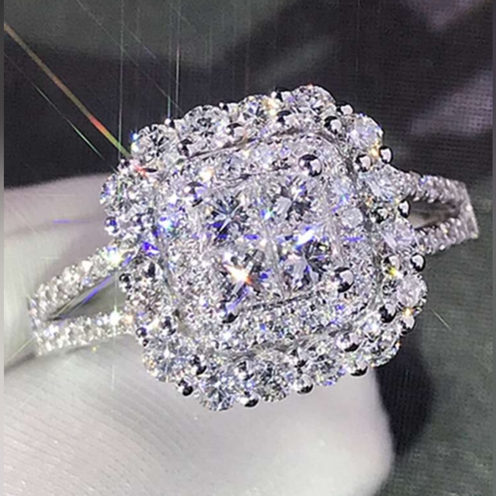 NWT Elegant Silver Cubic Zirconia Ring